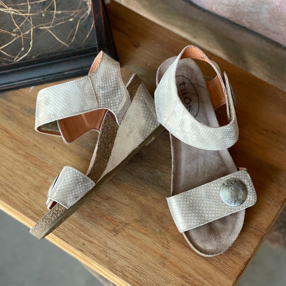 TAOS Carousel 2 Leather Open Toe Wedge Platform Sandal Silver Snakeskin Size 5.5 - Picture 2 of 10